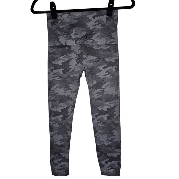 Spanx Size Medium Grey Camo Look At Me Now Seamless Leggings 2099R Slimming Crop - Picture 1 of 9